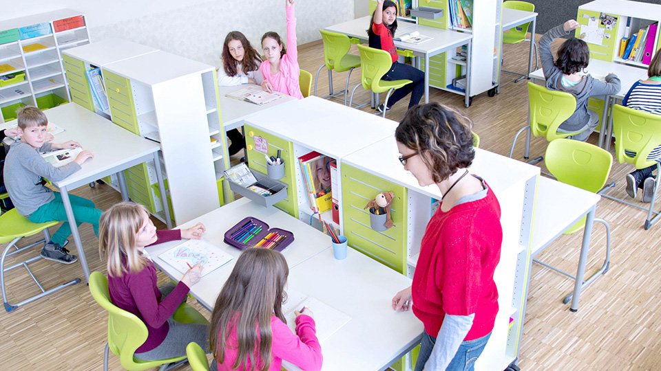 Étudiants et enseignant dans une salle de classe