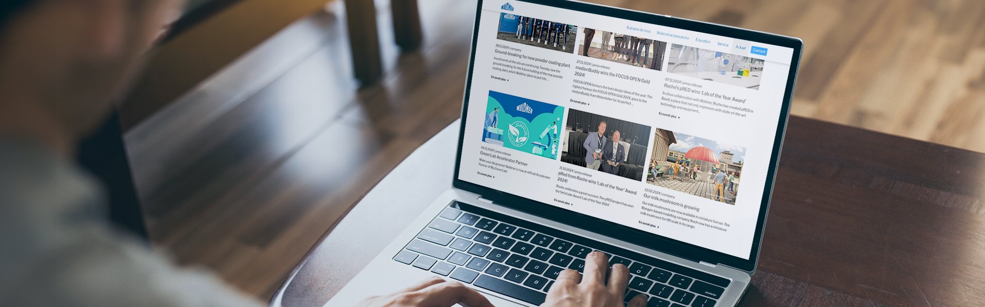 Une personne fait défiler les actualités de Waldner sur son ordinateur portable.