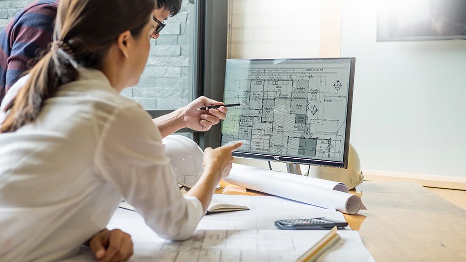 Personnes travaillant ensemble sur un ordinateur