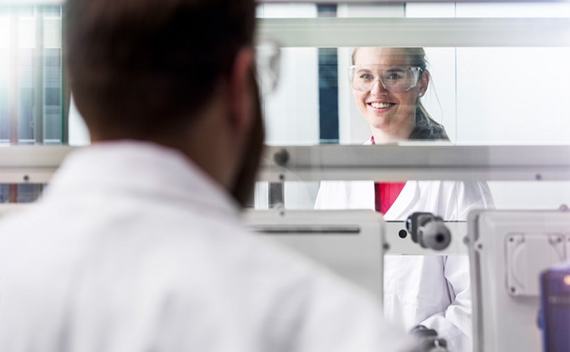 Panneaux latéraux et arrière transparents pour la hotte du laboratoire