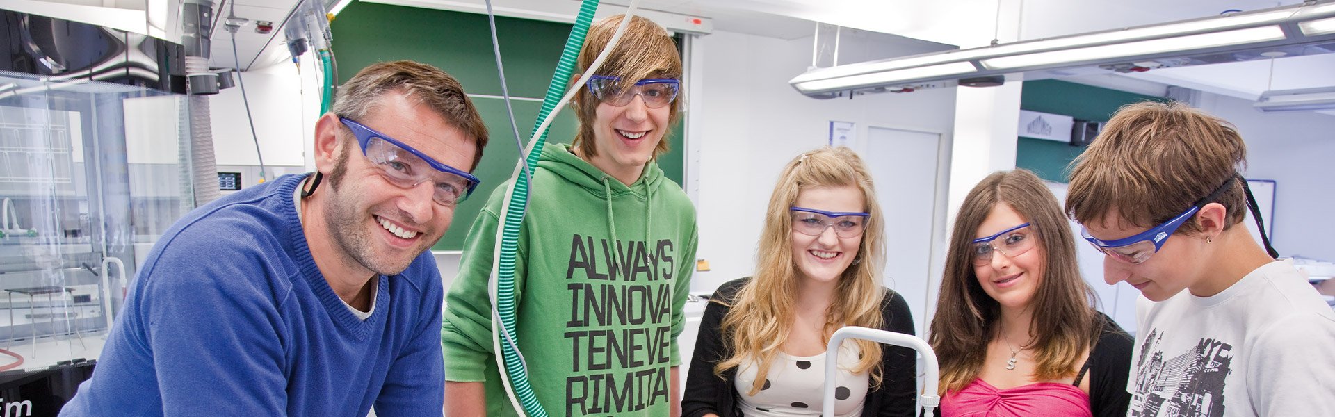 Enseignant avec élèves