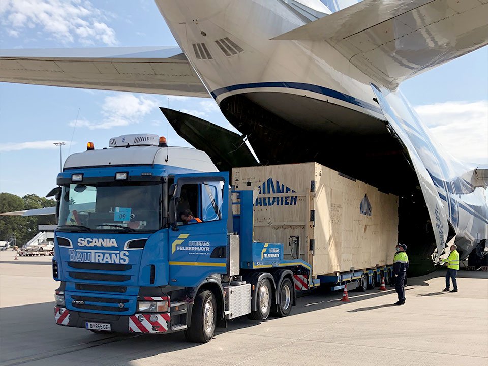 Chargement des caisses dans un avion