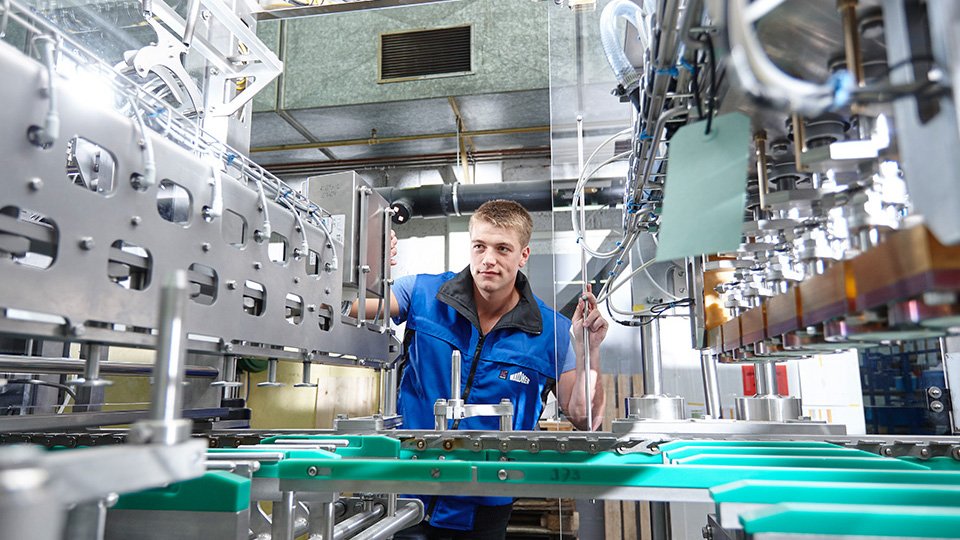 Machine de remplissage et de fermeture